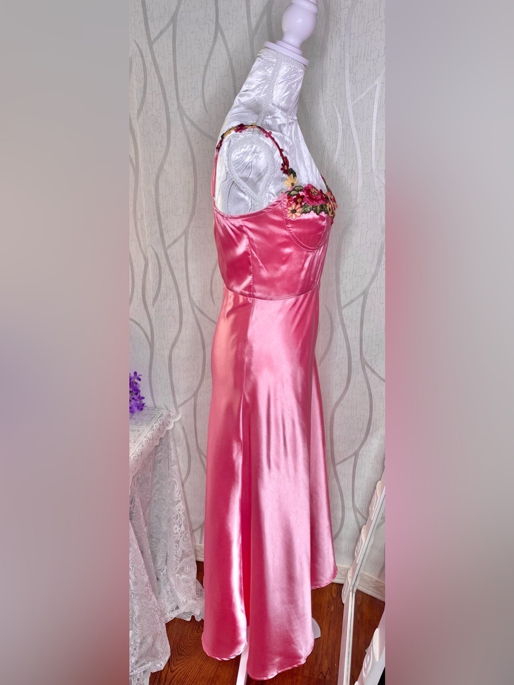 🎀🌷 Floral Embroidered Pink Satin Maxi Dress 🌷🎀 NWOT - Picture 4 of 11